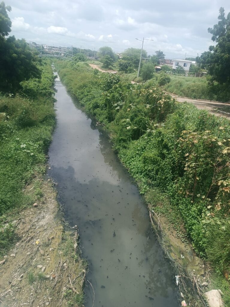El río Muerto inicia su recorrido en Montecristi y desemboca en la playa de la parroquia Los Esteros.
