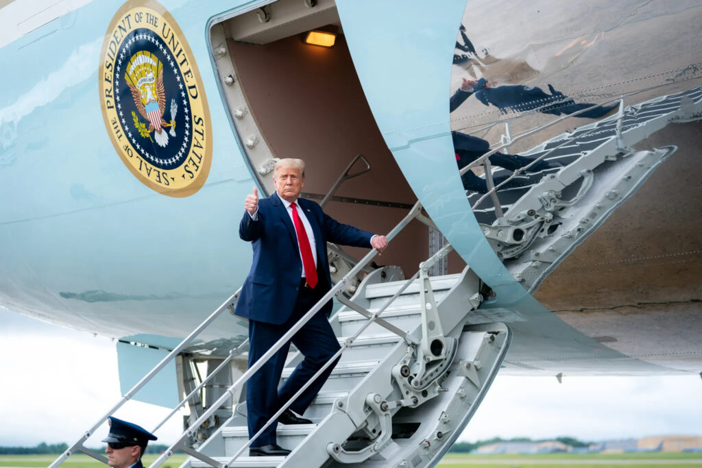 La Casa Blanca amenaza con vetar un proyecto de ley que limita la capacidad de Donald Trump para imponer aranceles