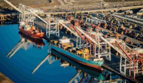 La Casa Blanca anunció este martes la imposición de un nuevo arancel del 245 % a las exportaciones chinas hacia Estados Unidos.