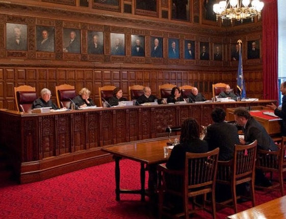 La Corte Suprema de Estados Unidos ordenó suspender la deportación de un grupo de supuestos pandilleros venezolanos