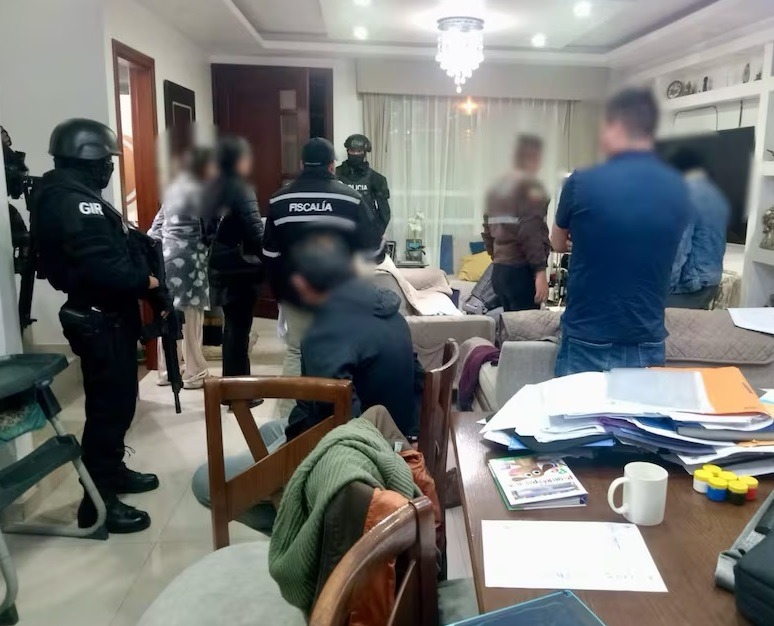 La Fiscalía General del Estado (FGE) vinculó al alcalde de Riobamba, John V., y al exdirector de Planificación, Lenin F.,