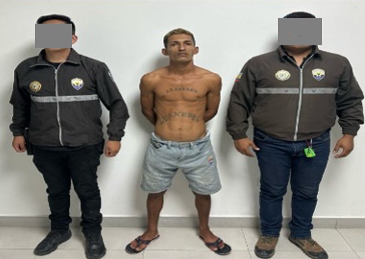 La Policía Nacional capturó a Yendry Adrián Macías Lino, presunto implicado en la masacre dentro de una urbanización en Manta.