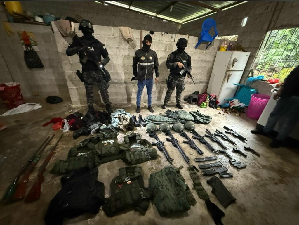 La Policía Nacional detuvo a presuntos implicados en una masacre ocurrida en una gallera del cantón El Carmen, provincia de Manabí.