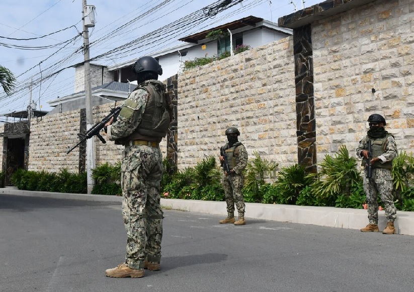 La Policía Nacional ejecutó un operativo en el barrio San Agustín de Manta, en la provincia de Manabí, este jueves 10 de abril.