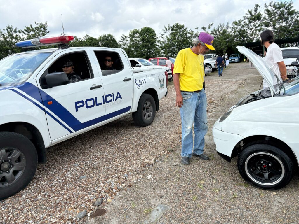 La Policía Nacional realiza controles en la feria de autos usados en Santo Domingo, ubicada en el kilómetro 7 de la vía a La Concordia.