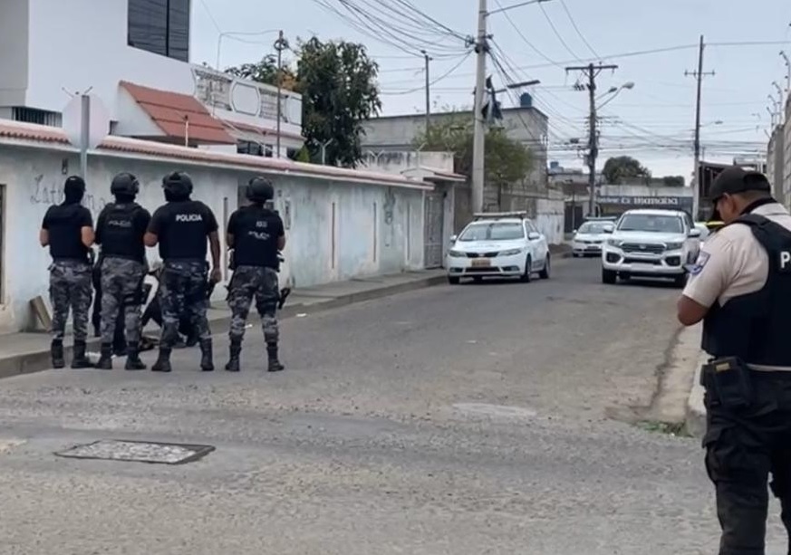 La Policía del cantón Durán respondió a una alerta ciudadana que reportó el hallazgo de fundas de regalo con restos humanos.