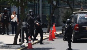 La Unidad Antiexplosivos de la Policía detonó de forma controlada un supuesto artefacto explosivo en la Asamblea Nacional