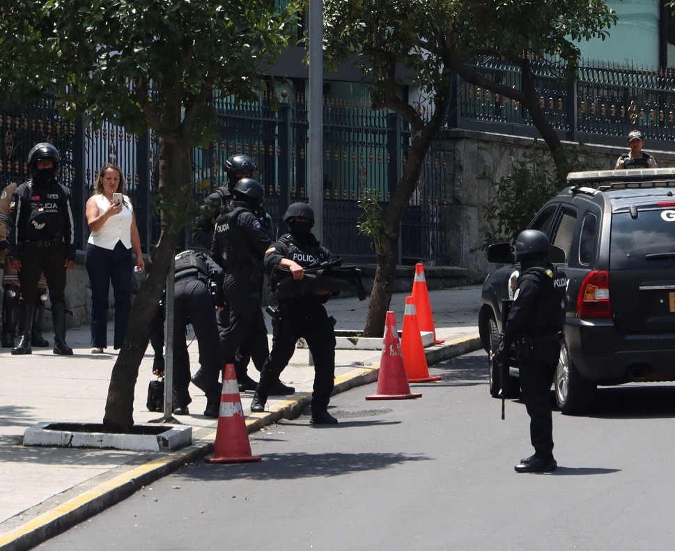La Unidad Antiexplosivos de la Policía detonó de forma controlada un supuesto artefacto explosivo en la Asamblea Nacional