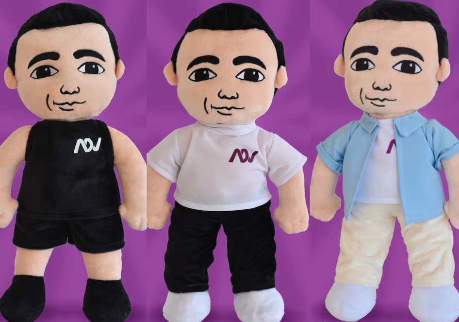 La empresa Peluches Heart, con sede en Ambato, presentó este martes un peluche inspirado en el presidente y candidato Daniel Noboa.