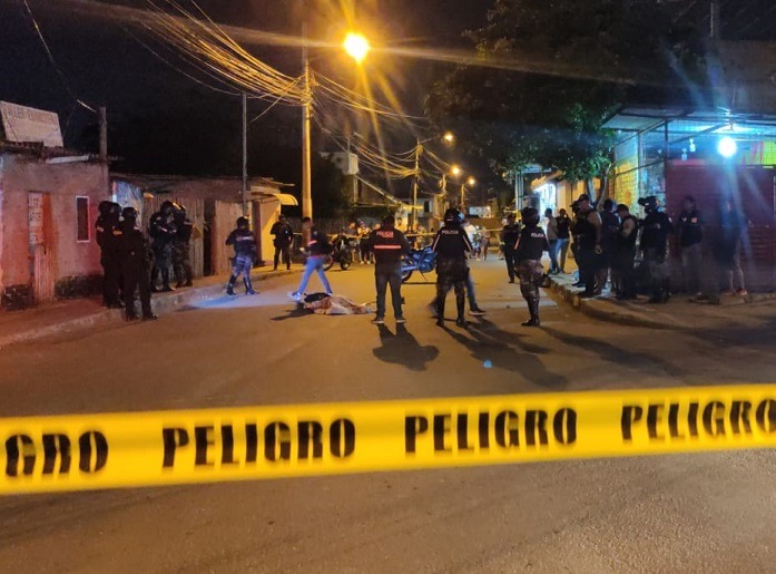 La noche del domingo 27 de abril, un bautizo en la ciudadela 20 de Mayo, en Manta, terminó en tragedia tras un ataque armado.