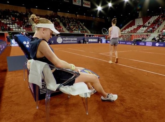 La tenista británica Harriet Dart pidió disculpas públicas tras solicitar que su contrincante use desodorante debido a un mal olor.