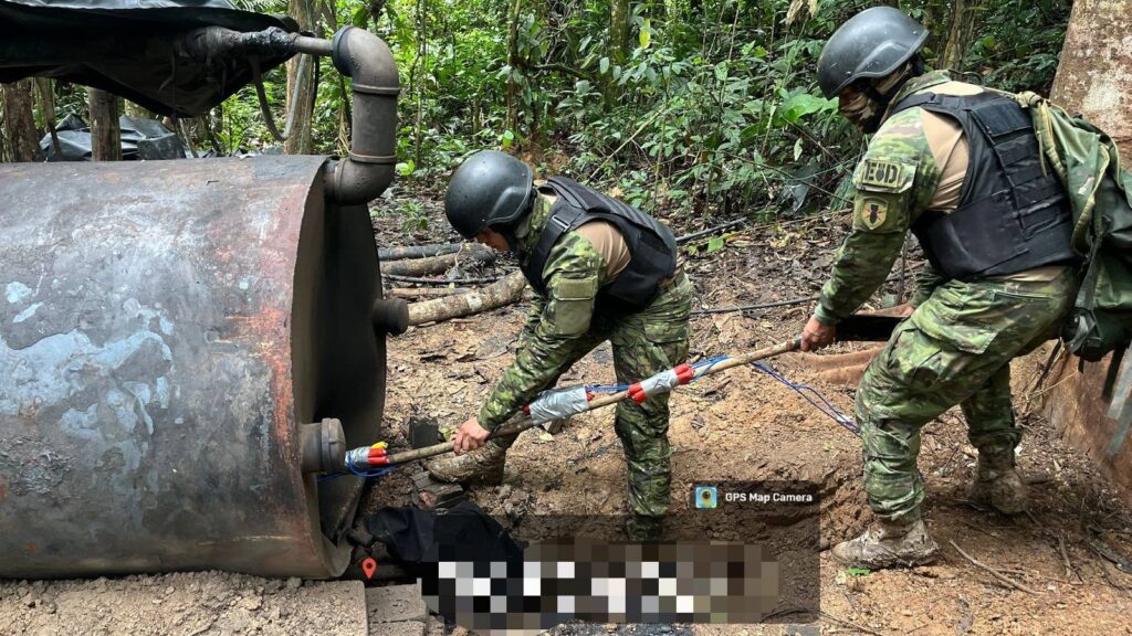 Las Fuerzas Armadas de Ecuador desmantelan otra refinería ilegal de combustible en la frontera con Colombia.
