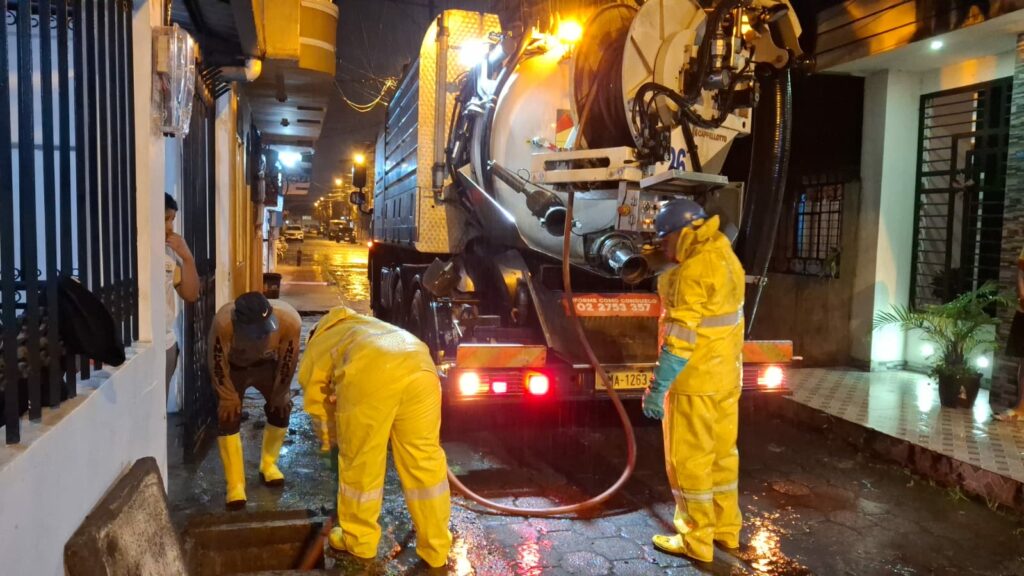 Las lluvias en Santo Domingo de los Tsáchilas causaron inundaciones en calles y barrios.