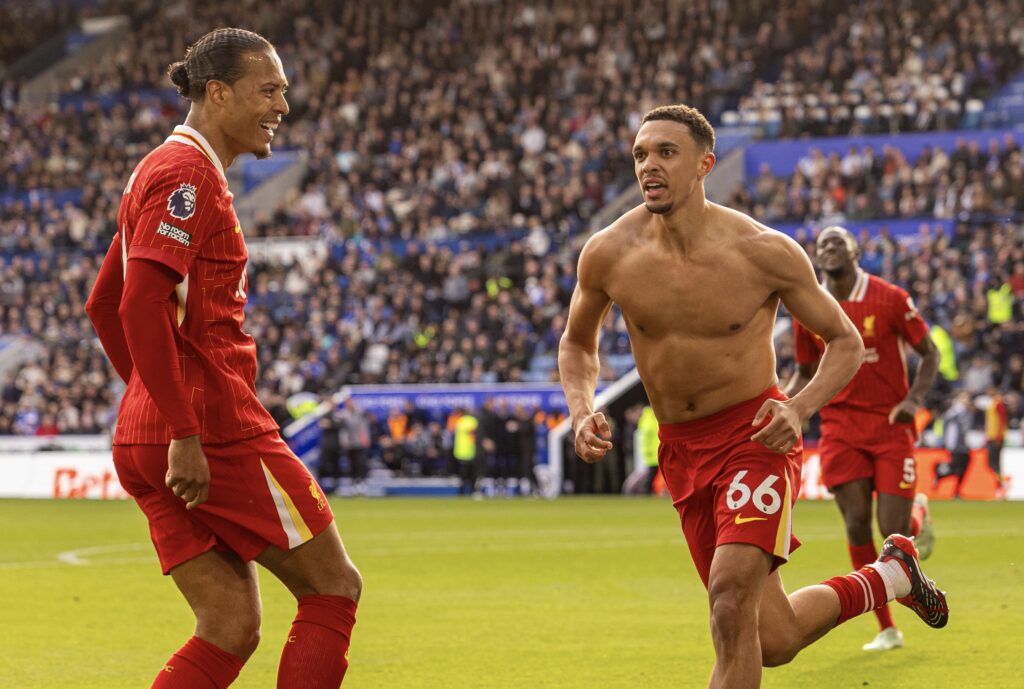 Liverpool está a un punto del título de la Premier League tras el empate del Arsenal