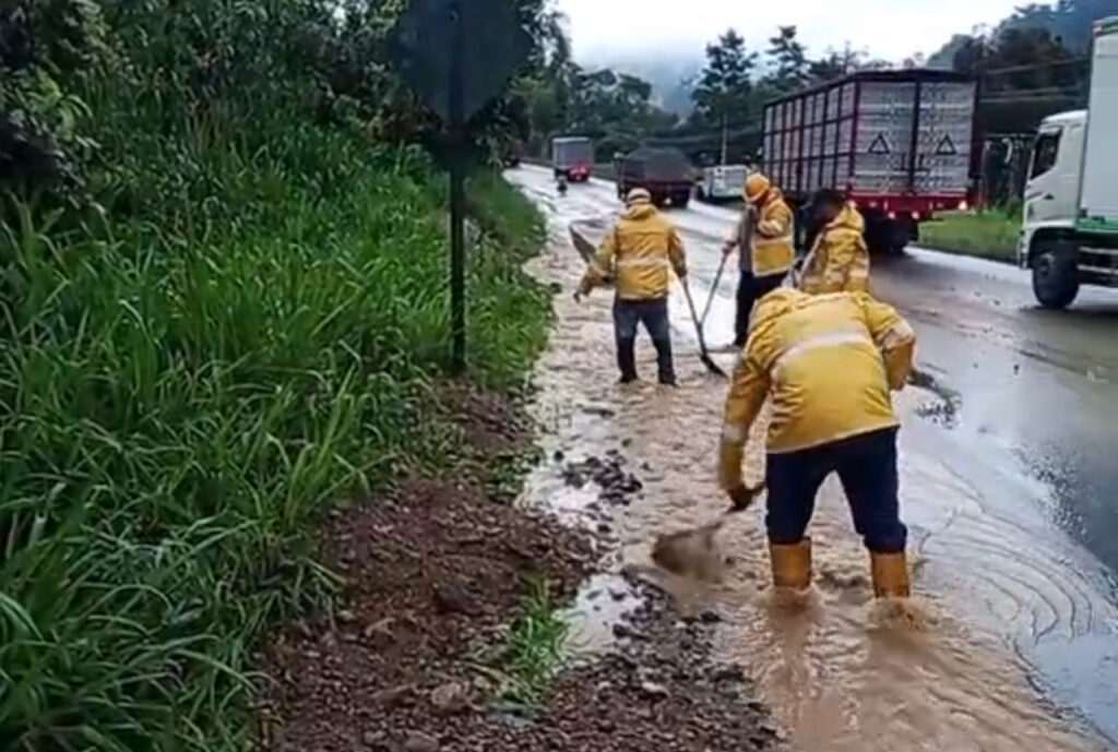 Lluvia torrencial en Santo Domingo de los Tsáchilas, calles inundadas, cortes de luz y cierres parciales de la vía Aloag
