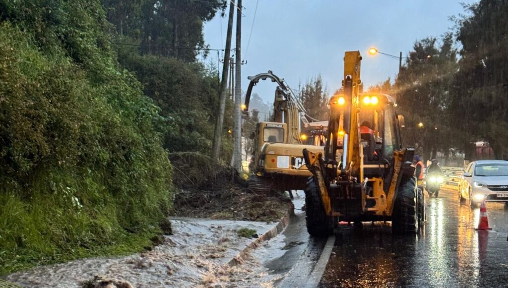 Lluvias provocan caos vial en Quito autopista Rumiñahui se convierte en `'río'
