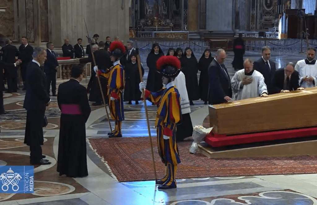 Los Reyes de España se despidieron del Papa Francisco previo a su funeral, en el Vaticano