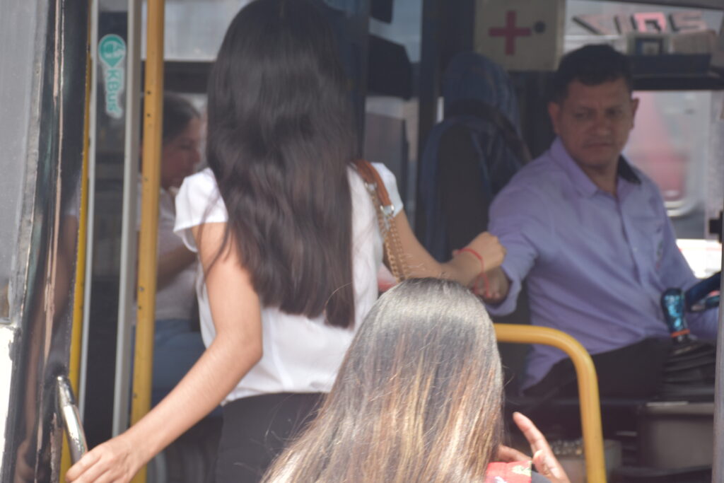 Los cobradores de buses de Santo Domingo desempeñaban tareas cruciales en el transporte urbano, como ayudar a personas mayores y anunciar las rutas.