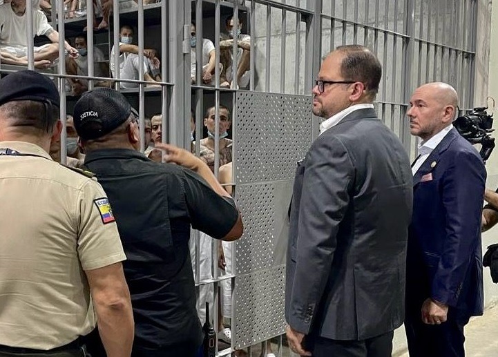 Los ministros ecuatorianos, de Defensa, Gian Carlos Loffredo, y del Interior, John Reinberg, de Ecuador, están de visita en el CECOT.