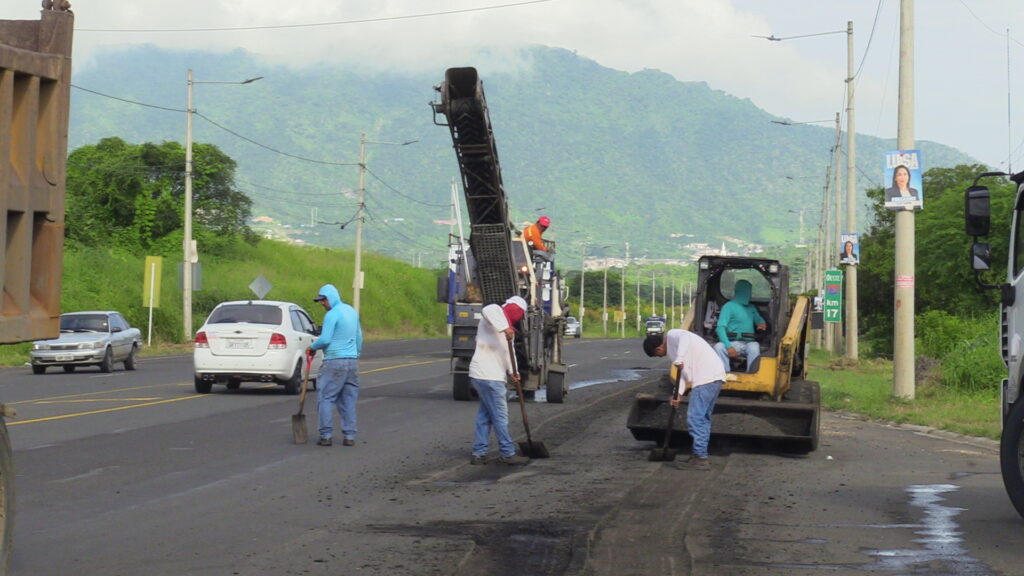 MTOP inicia mantenimiento en la carretera Portoviejo–Montecristi en medio de disputa legal con la prefectura