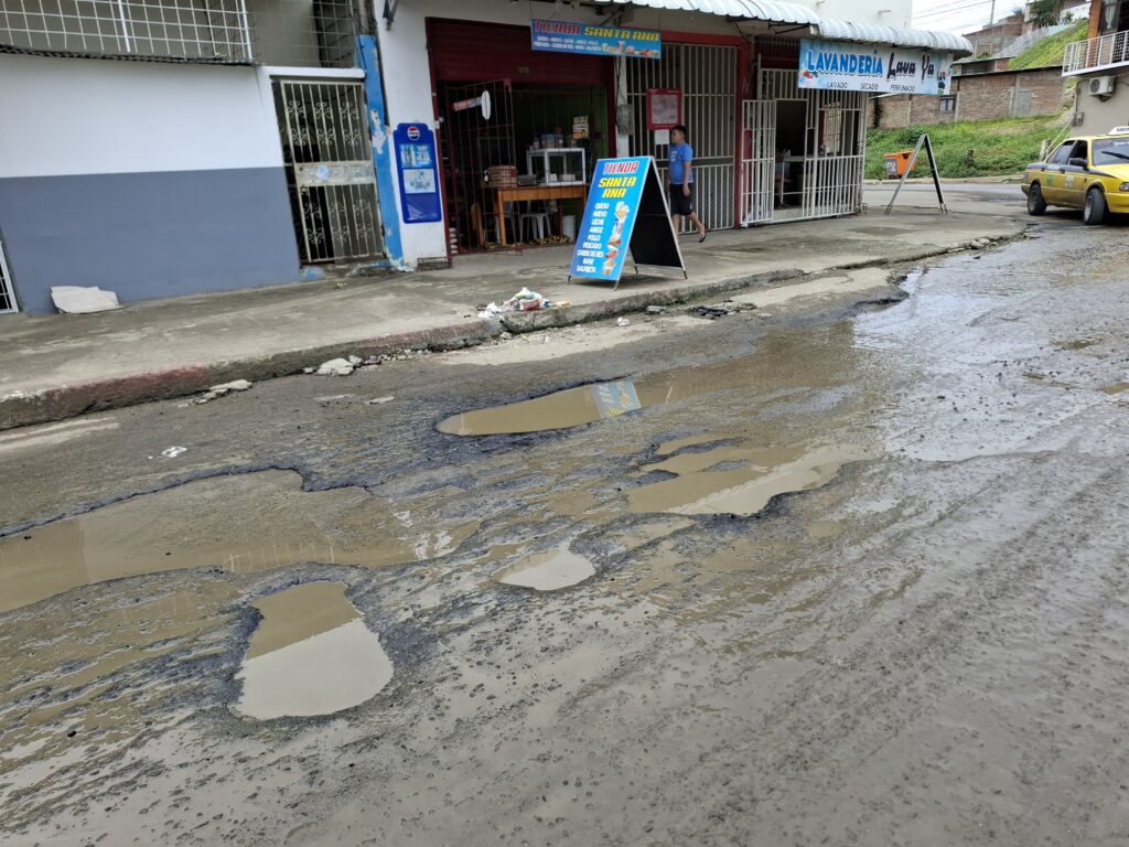 Malos olores y baches en la intersección de la calle primero de Enero y j10 en Manta