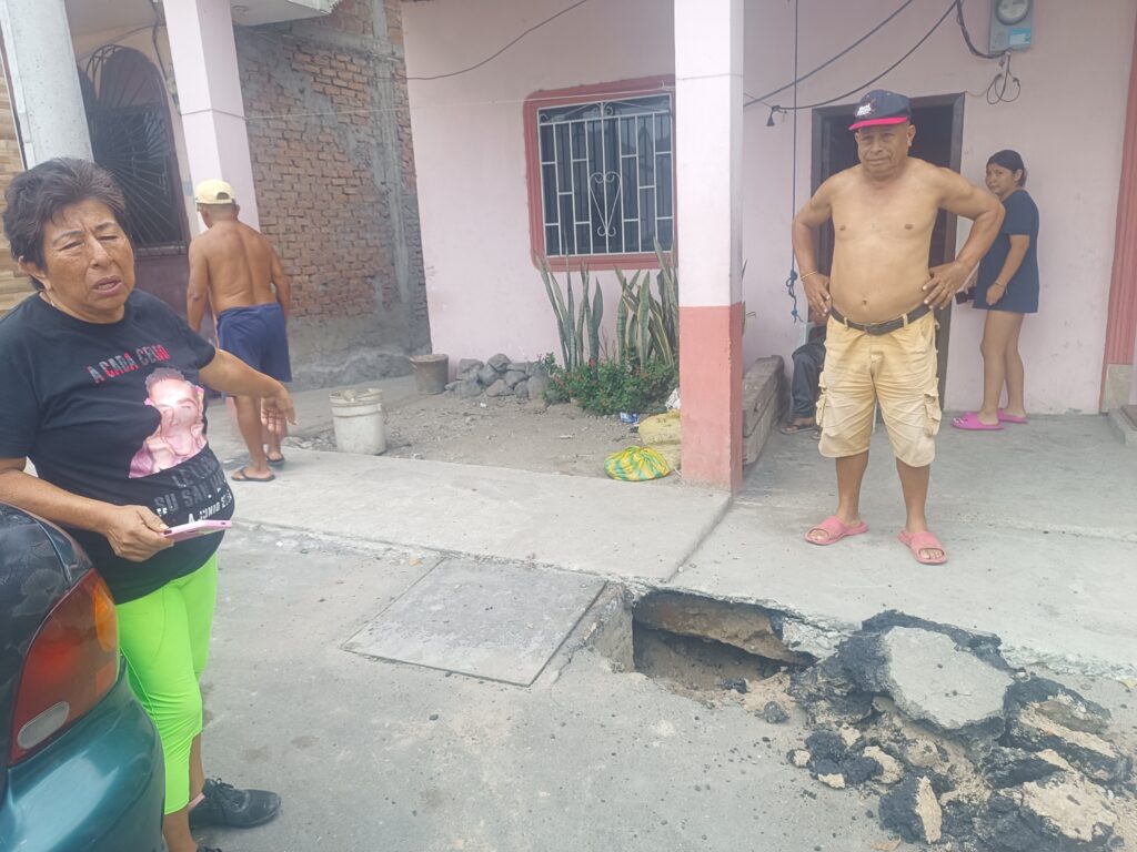 En la calle 25 del barrio Perpetuo Socorro de Manta, hay hundimientos en las veredas