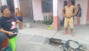 En la calle 25 del barrio Perpetuo Socorro de Manta, hay hundimientos en las veredas