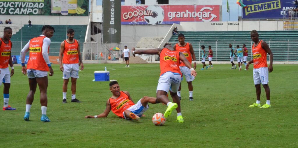 Jugadores del Manta en un calentamiento.