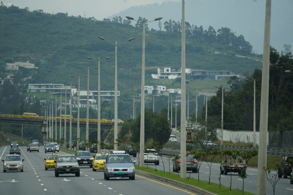 Mantenimiento en Ruta Viva y Av. Simón Bolívar avanza con cierres nocturnos en Quito