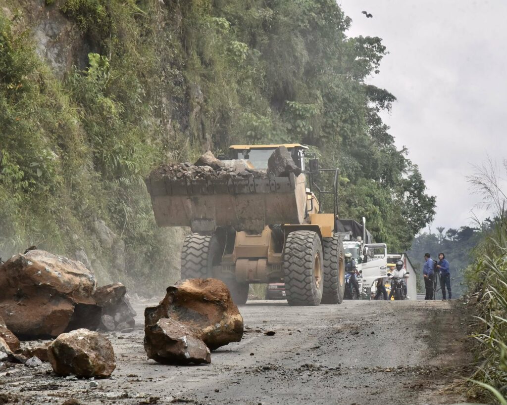 Maquinaria de la Prefectura trabaja para mantener expedita la vía Alóag-Santo Domingo tras la caída de rocas en el kilómetro 83.