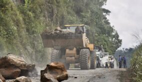Maquinaria de la Prefectura trabaja para mantener expedita la vía Alóag-Santo Domingo tras la caída de rocas en el kilómetro 83.