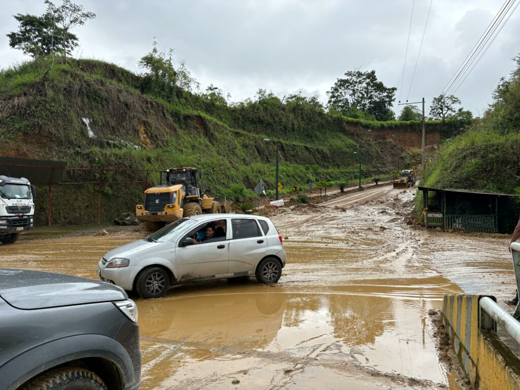 Maquinaria trabaja para remover escombros tras las afectaciones por lluvias en Santo Domingo de los Tsáchilas, donde deslaves y socavones alteraron la movilidad.