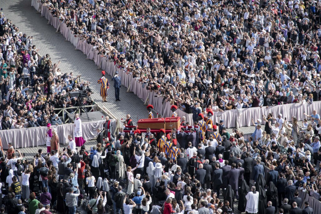 Más de 90 mil personas han acudido a despedirse del papa Francisco