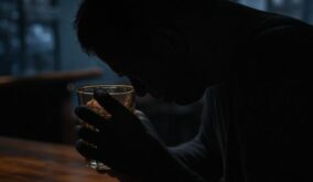 Más de ocho bebidas alcohólicas a la semana aumenta el riesgo de Alzheimer