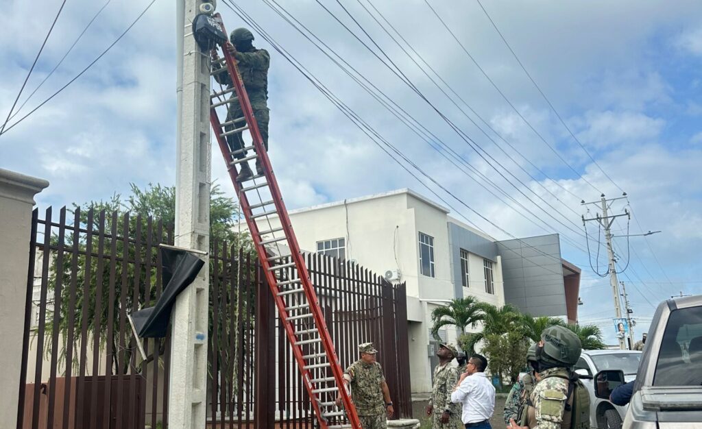 Militares desisntalan cámaras