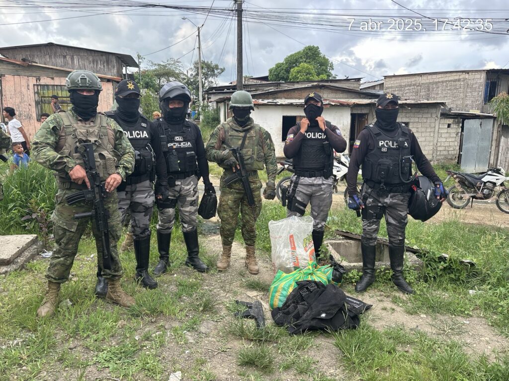 Militares y policías decomisaron un fusil, un chaleco antibalas y nueve bloques de marihuana durante una operación de control en Pedernales.