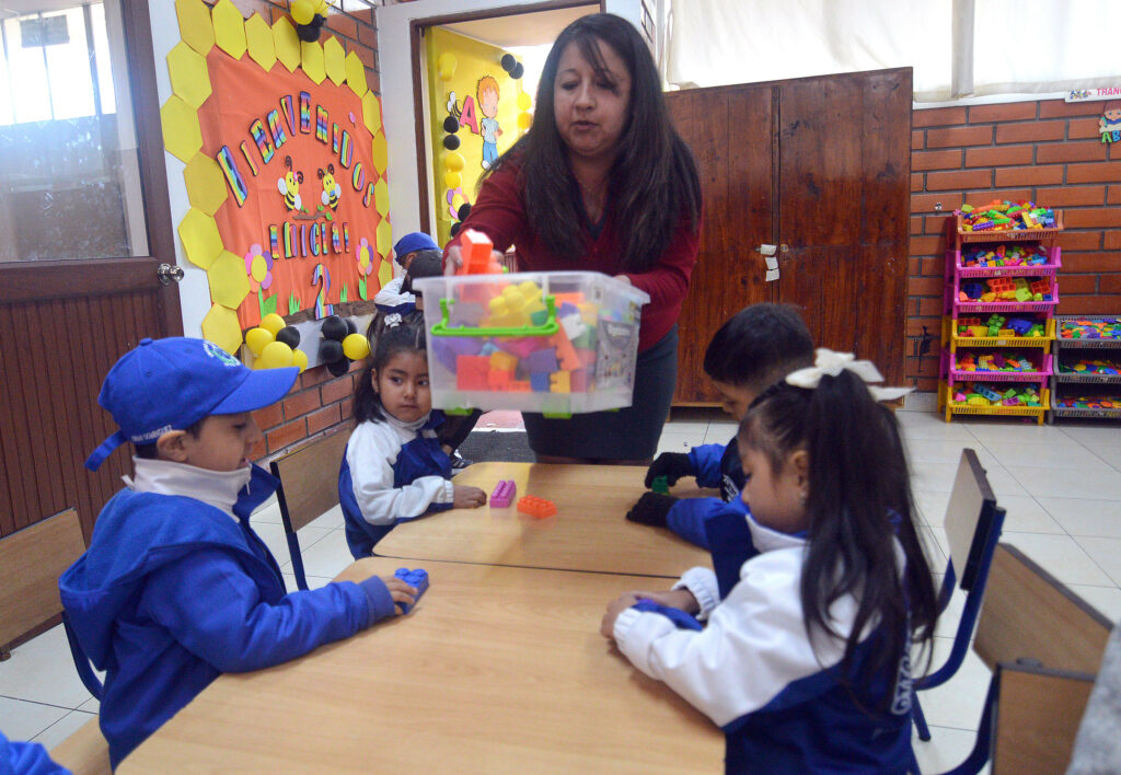 Ministerio de Educación anuncia cronograma oficial y fechas del regreso a clases 2025-2026 en la Costa y Galápagos.