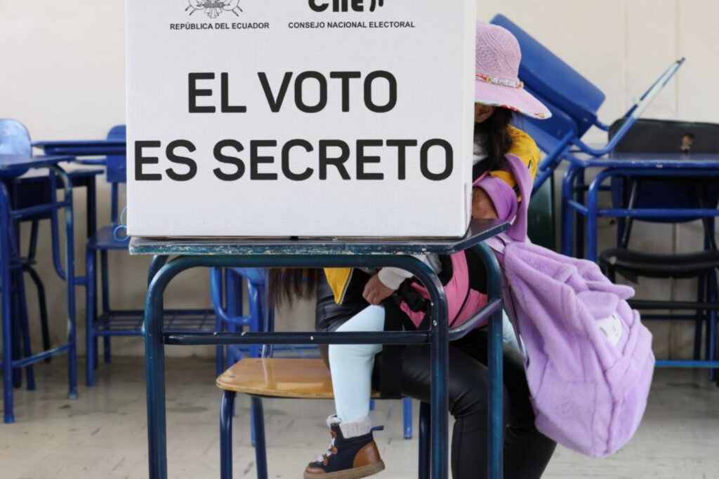 Ministerio de Gobierno respalda prohibición de celulares en elecciones de 2025.