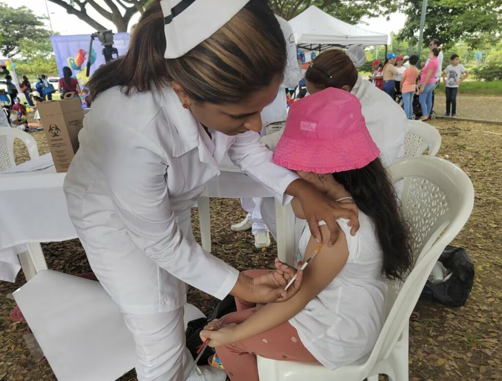 Ministerio de Salud insta a los padres de familia a que vacunen a sus hijos para prevenir enfermedades.