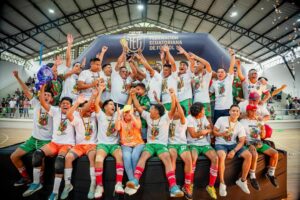 Momentos de la premiación de Halley Divino Niño cuando se coronó campeón nacional de futsal en 2024.