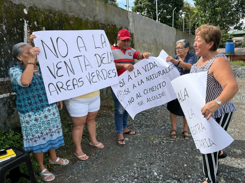 Moradores protestan en la cancha comunitaria La Colegiala contra su venta por parte del Municipio de Santo Domingo.