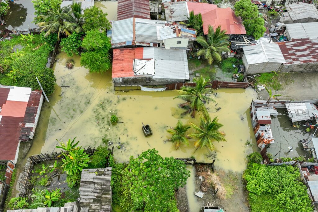 Muisne bajo emergencia: Fuertes lluvias causan deslizamientos, inundaciones y daños significativos en viviendas y cultivos.