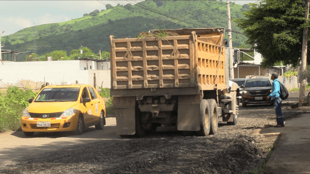 Municipio de Portoviejo interviene vías críticas en la ciudadela La Fortaleza