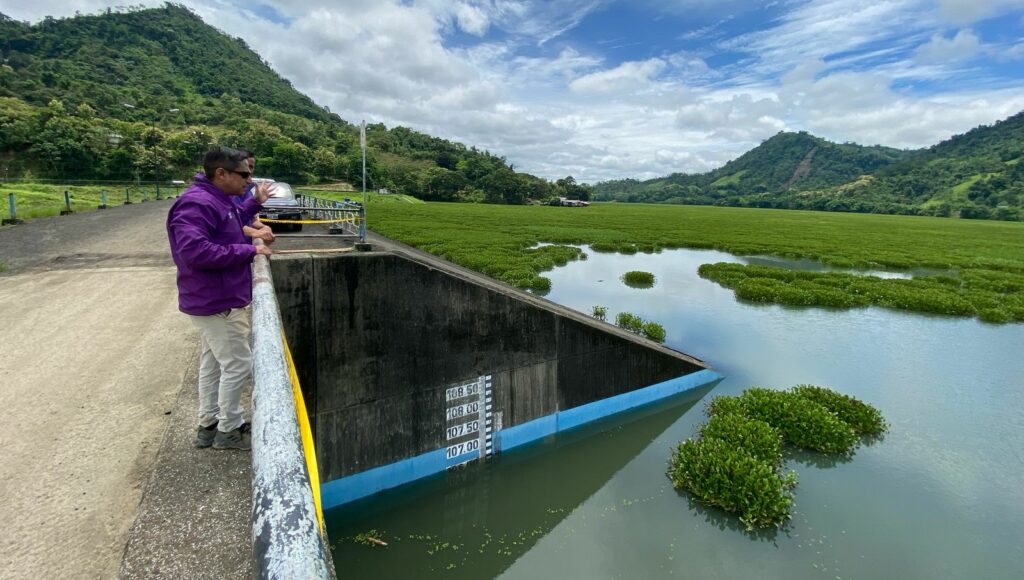 Nivel de agua en la represa Poza Honda, Santa Ana, supera su cota máxima, pero se mantiene bajo control