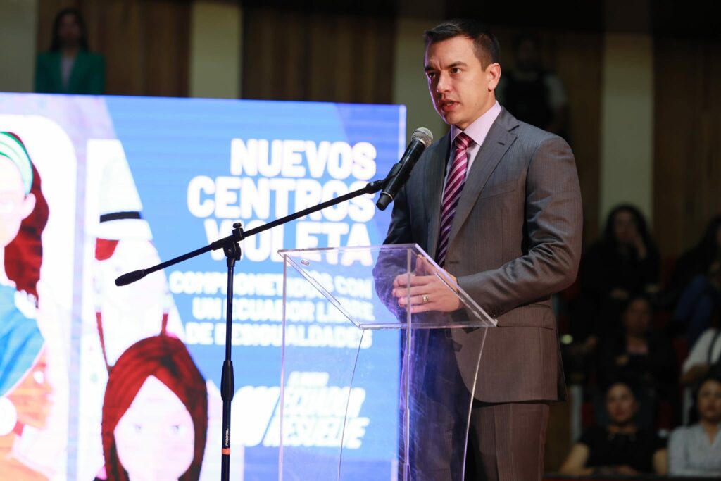 El Gobierno de Daniel Noboa impulsa la creación de una nueva Constitución para Ecuador, un proyecto que, según sus estimaciones, podría concretarse en un plazo de cinco meses. Esta iniciativa representa un paso crucial en su promesa de "refundar" el país, un discurso que resonó durante su campaña electoral. De hecho, el ministro de Gobierno, José De La Gasca, ha revelado que se están explorando diversas estrategias para cumplir con este ofrecimiento. "Entendiendo el mandato que nos dieron el 13 de abril, pero también entendiendo que hay que ser flexibles. Alguien dirá no te vayas a la constituyente todavía si lo puedes hacer vía reforma o vía enmiendas, bueno, lo estamos viendo. Hay que tener en cuenta cómo se van a terminar de configurar las mayorías en la Asamblea, porque eso nos va a abrir caminos para despejar las otras vías de reformas poco más sutiles", afirmó De La Gasca.  El proceso propuesto por el Gobierno de Noboa contempla dos etapas electorales fundamentales. Primero, una consulta popular para que los ciudadanos decidan si desean o no una nueva Constitución o Carta Magna. Posteriormente, un referéndum para aprobar el texto final de la Constitución. En contraste, la elección popular de los asambleístas constituyentes ha sido descartada. En su lugar, se buscará la participación de representantes de los cinco poderes del Estado. De hecho, esta decisión ha generado debate sobre la legitimidad del proceso. No obstante, el gobierno defiende su postura. La nueva Constitución de Ecuador Según De La Gasca, la nueva Constitución busca integrar a representantes de la sociedad civil y de los gremios, además de las autoridades estatales. Por lo tanto, el gobierno busca un amplio consenso. "Necesitamos una mayor parte de las autoridades que tienen una representación popular, porque esa es una manera de recoger la legitimidad del mandante. Nosotros no pensamos en una Asamblea de 180 integrantes", señaló el ministro de Gobierno.  Sin embargo, la propuesta ha generado diversas reacciones en el ámbito político y social. Mientras algunos sectores celebran la iniciativa como una oportunidad para modernizar el país, otros expresan preocupación por la falta de participación ciudadana en el proceso.  A pesar de esto, el Gobierno de Daniel Noboa se muestra decidido a llevar adelante su proyecto, convencido de que representa el camino hacia un Ecuador más próspero y equitativo.