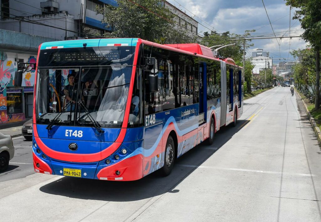 Nuevos trolebuses en Quito son blanco de vandalismo y están bajo auditoría