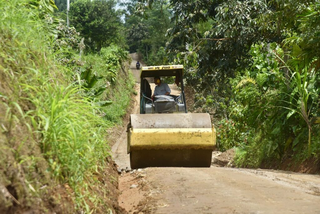 Obreros sin salarios preparan plantón en la Prefectura de Santo Domingo para exigir sus pagos atrasados y denunciar condiciones laborales irregulares.