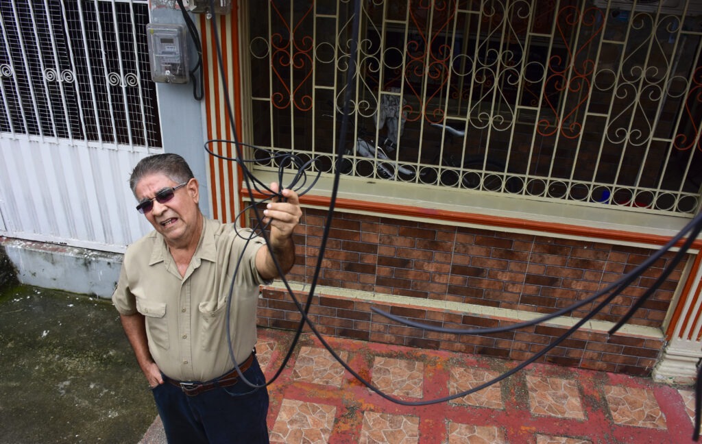 Portoviejo enfrenta el caos de los “tallarines”: cables colgantes generan malestar y riesgos