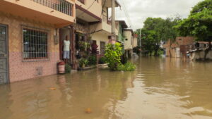 PUENTE VELASCO IBARRA INUNDACIÓN LLUVIAS PORTOVIEJO