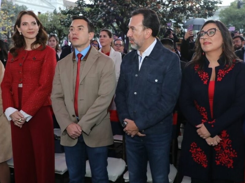 Pabel Muñoz (der), alcalde de Quito, felicitó al presidente reelecto Daniel Noboa por su victoria en las elecciones del domingo 13 de abril